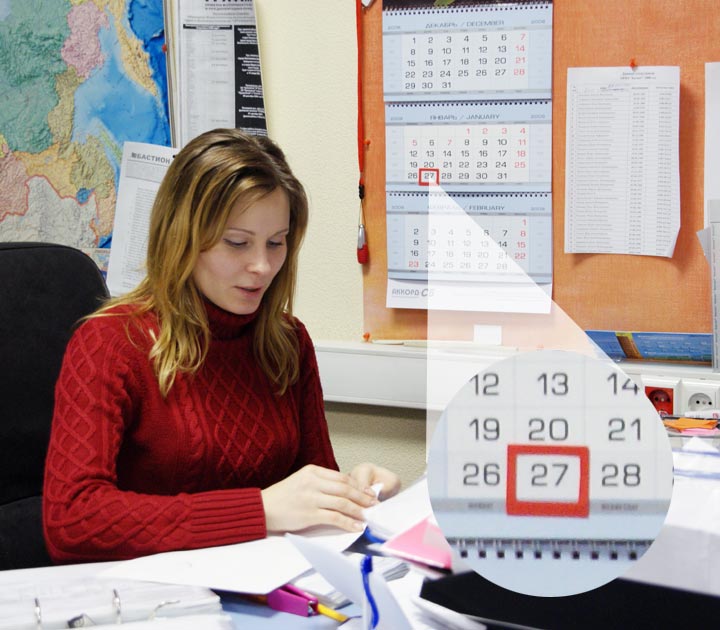 Руководитель отдела продаж Татьяна Степанова времени оторваться от работы так и не нашла. Внимательно рассмотрев этот кадр, снятый 26 января, мы обнаружили, что на ее календаре - завтрашний день